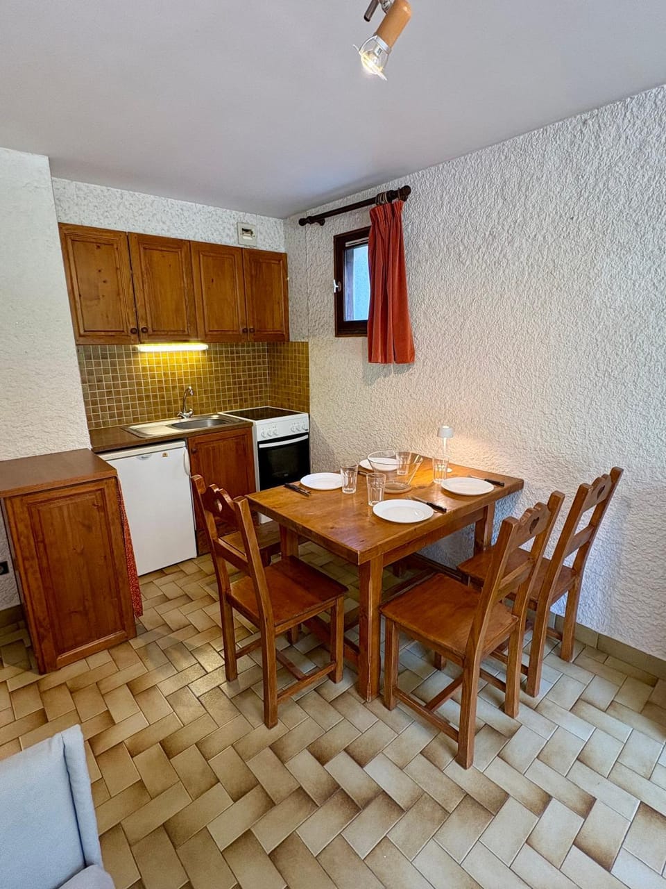 Kitchen or kitchenette, Dining area