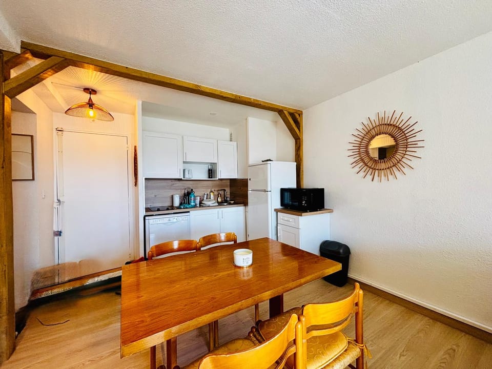 TV and multimedia, Kitchen or kitchenette, Dining area, stove