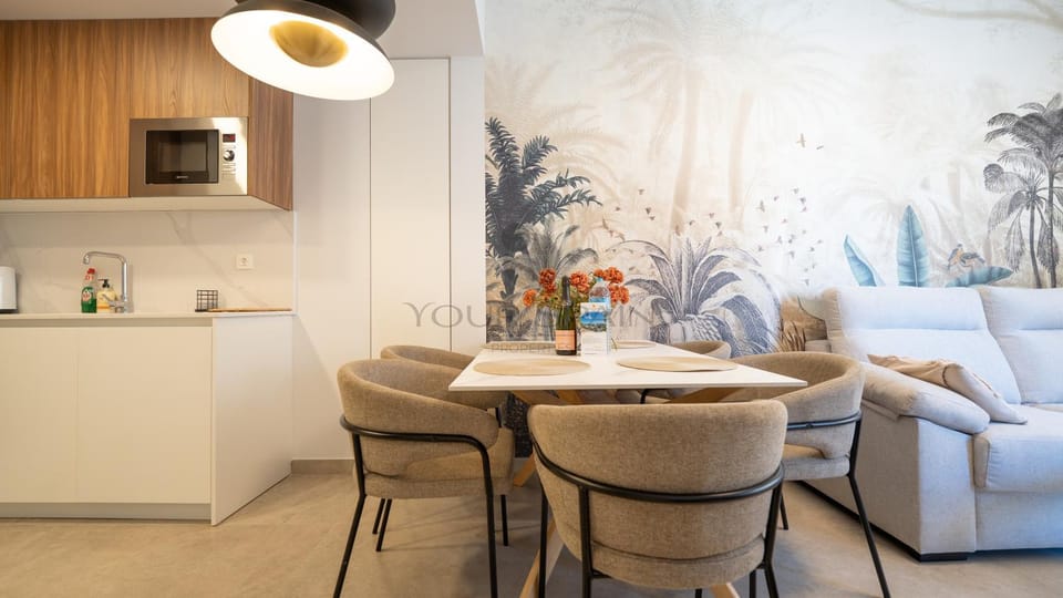 Kitchen or kitchenette, Living room, Seating area, Dining area, microwave