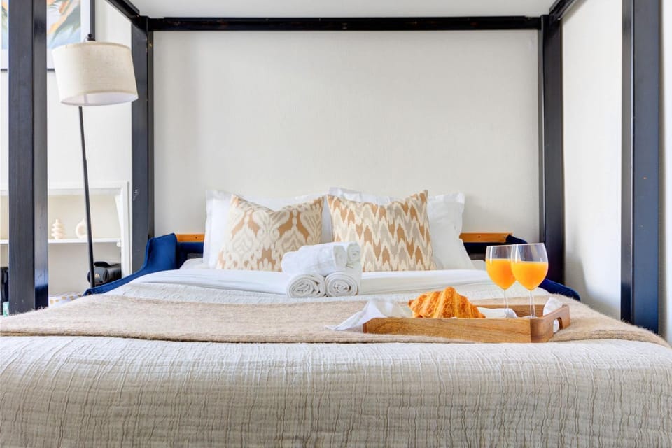 Bed, Living room