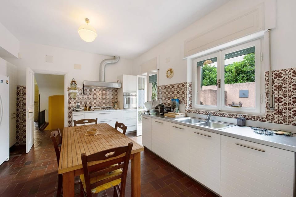 Property building, Kitchen or kitchenette, Living room