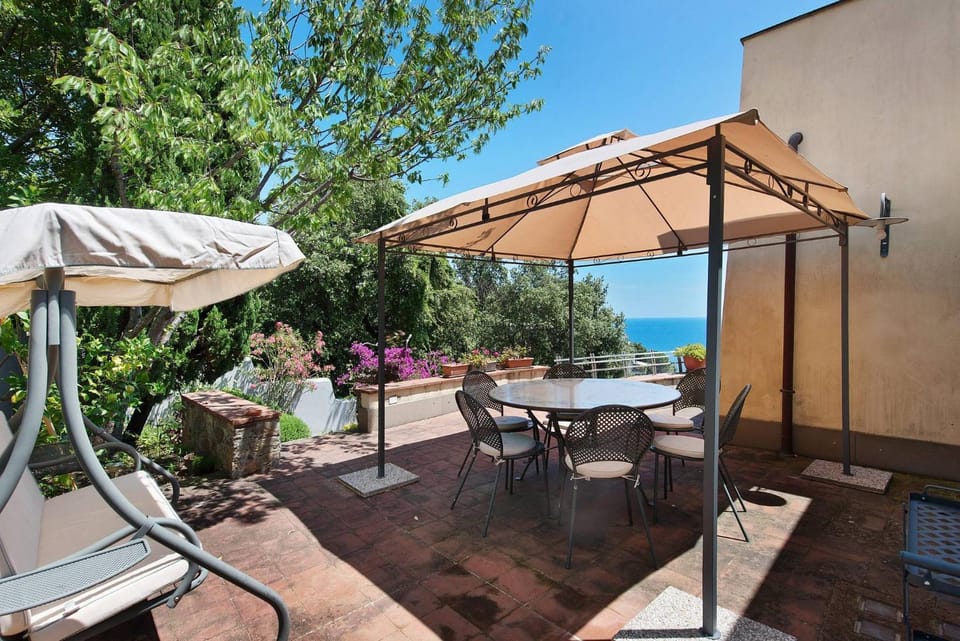 Property building, Balcony/Terrace, Living room