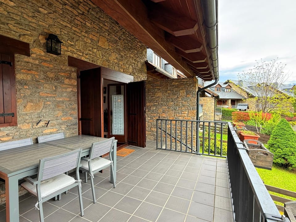Property building, Patio, Garden, Balcony/Terrace, Balcony/Terrace, Garden view