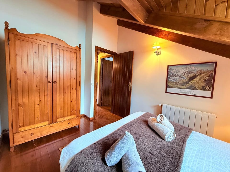 Bed, Photo of the whole room, Seating area, Bedroom, wardrobe