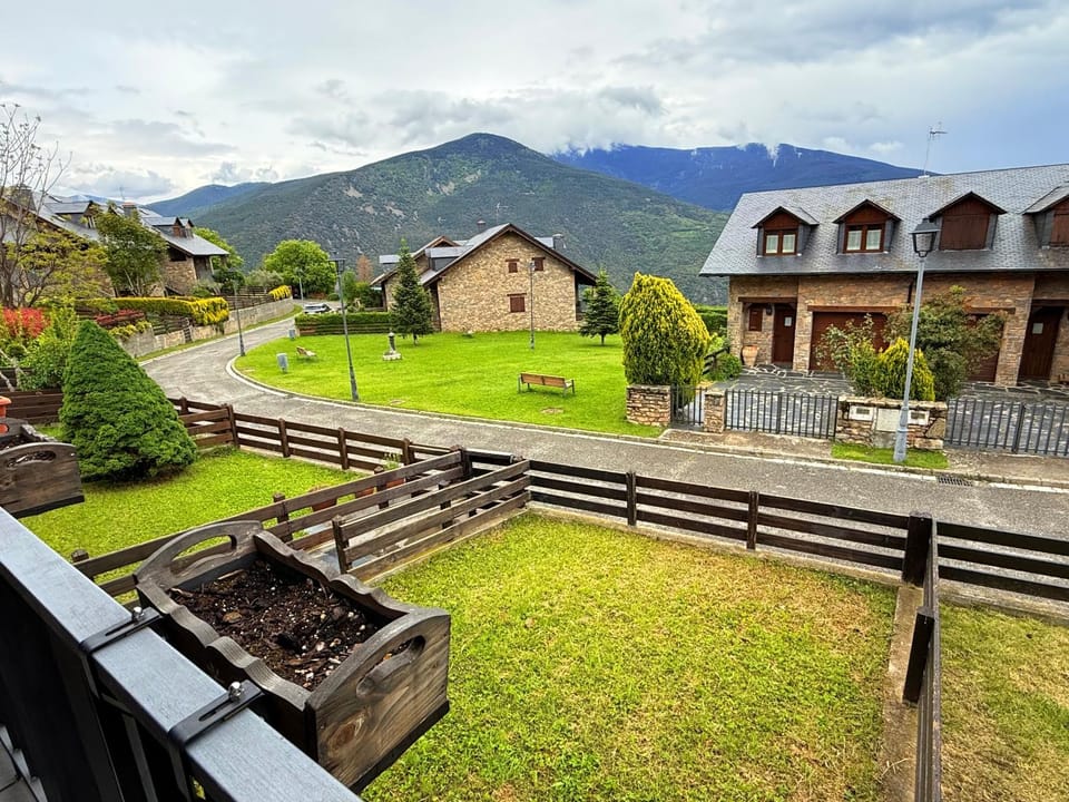 Property building, Neighbourhood, Natural landscape, Garden, Garden, Balcony/Terrace, Garden view, Mountain view