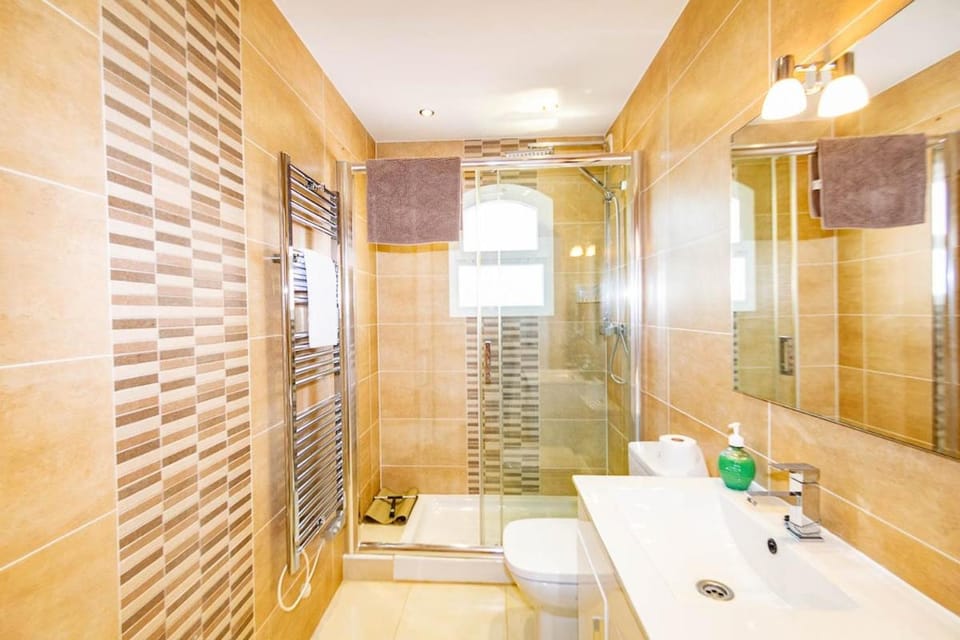 Shower, Bathroom, hair dryier