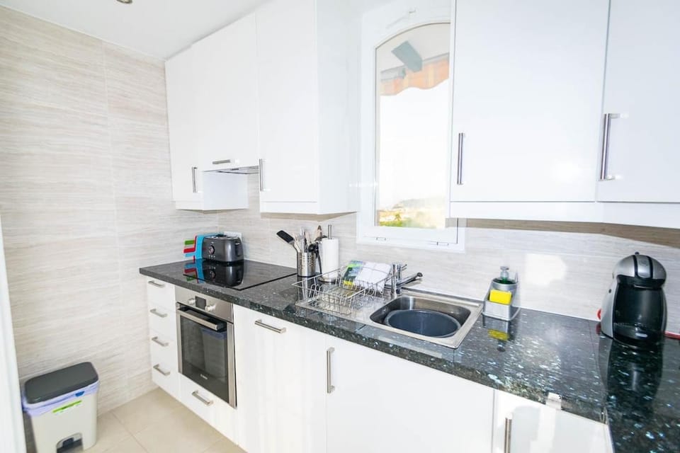 Coffee/tea facilities, dishwasher, oven, toaster, kitchen