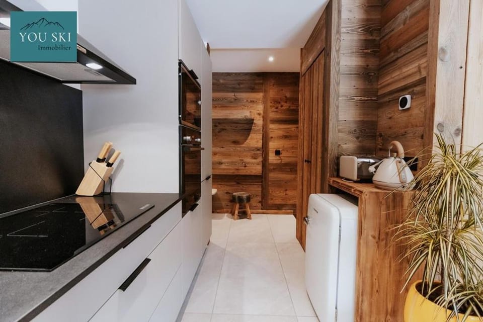 Kitchen or kitchenette, oven