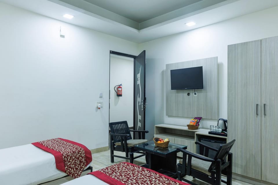 Bed, TV and multimedia, Bedroom