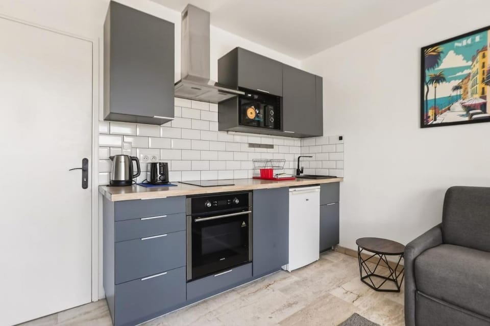 Modern studio with a balcony - Comfort & Peace Apartment in Cannes