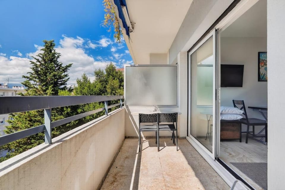 Modern studio with a balcony - Comfort & Peace Apartment in Cannes
