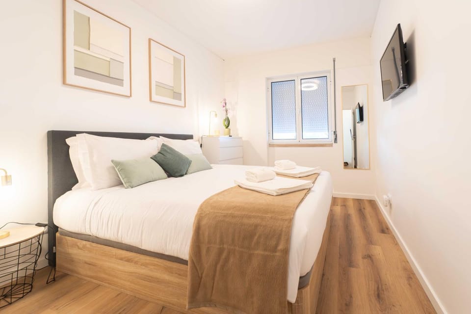 Bed, TV and multimedia, Bedroom