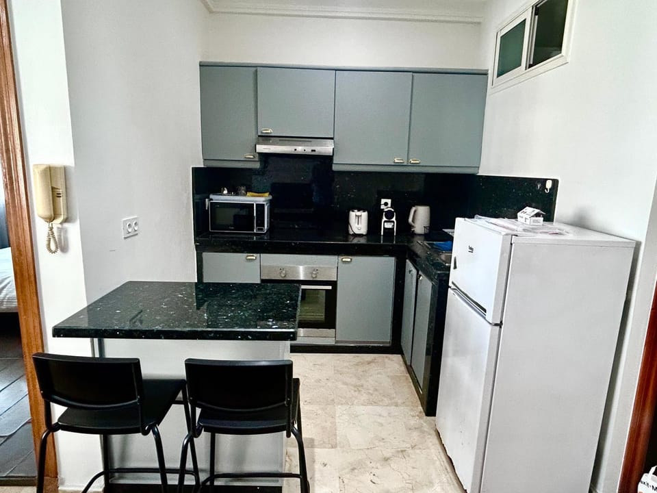 Coffee/tea facilities, Kitchen or kitchenette, Communal kitchen, stove, stove, kitchen