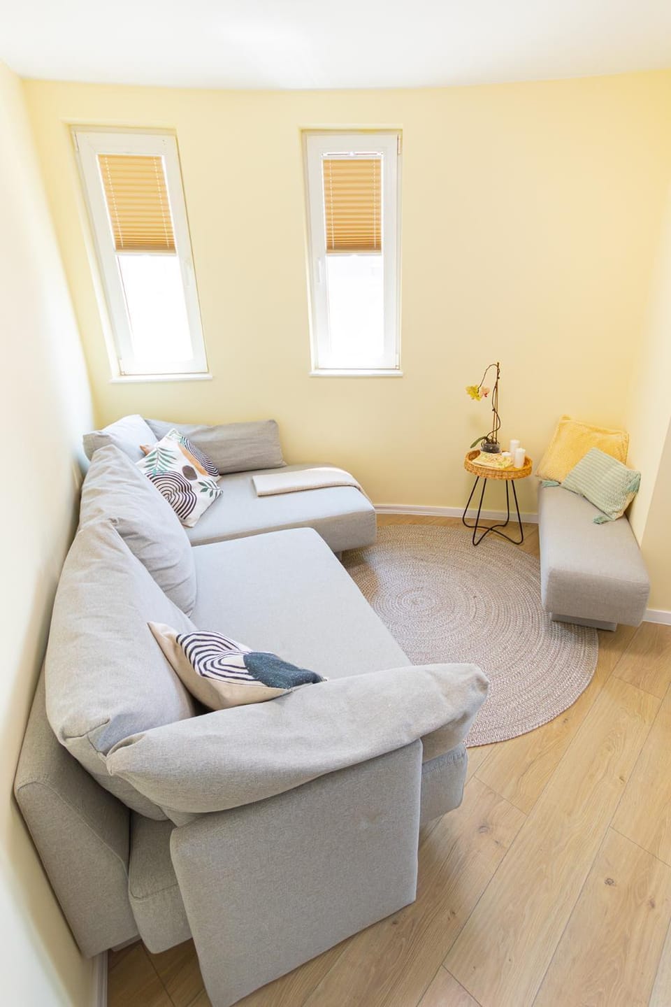 Bed, Living room, Photo of the whole room, Seating area