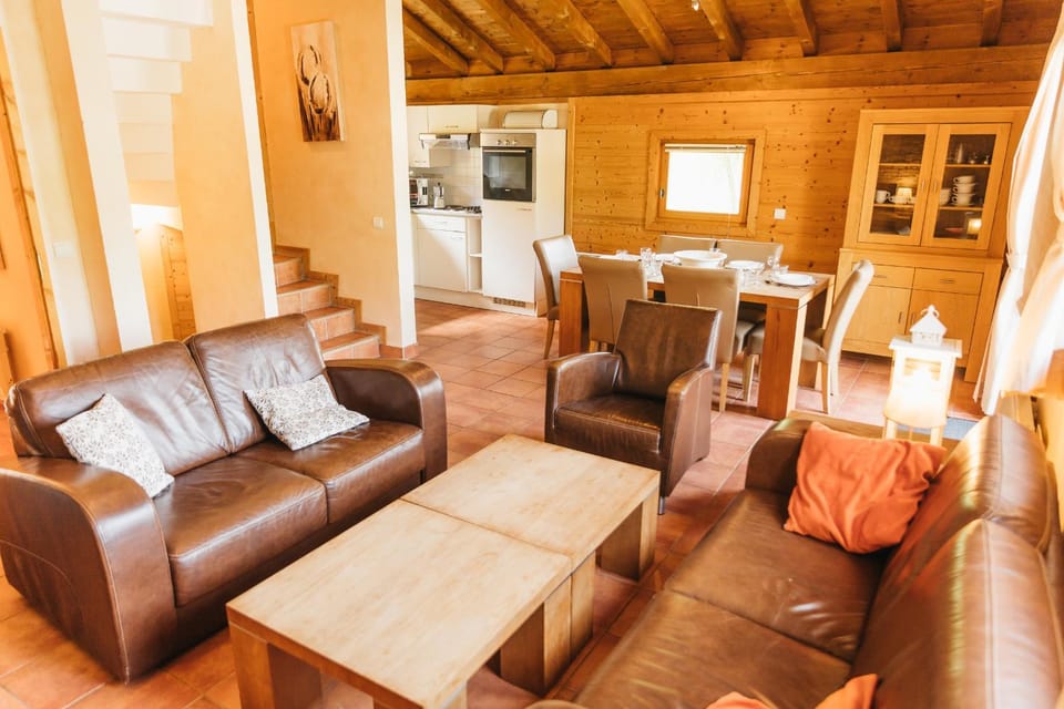 Luxury chalets (6p) With 3 bed- and bathrooms. In center of Saint François Longchamp ski in & out. House in Saint-François-Longchamp