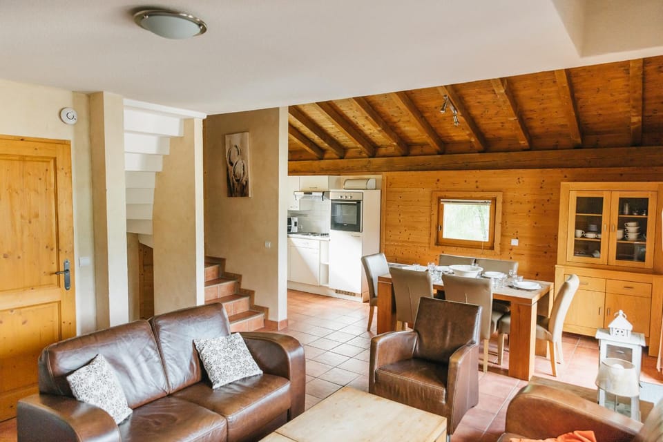 Luxury chalets (6p) With 3 bed- and bathrooms. In center of Saint François Longchamp ski in & out. House in Saint-François-Longchamp