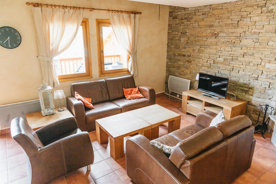 Luxury chalets (6p) With 3 bed- and bathrooms. In center of Saint François Longchamp ski in & out. House in Saint-François-Longchamp