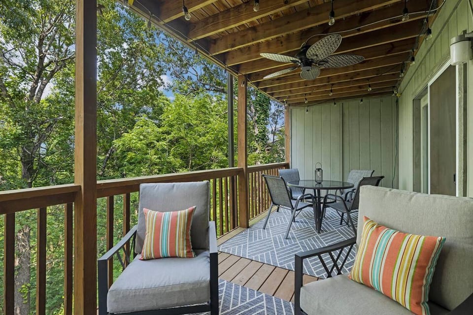 NEW! Walk-In Condo 2 Mi to SDC Pool & Lake Apartment in Table Rock Lake
