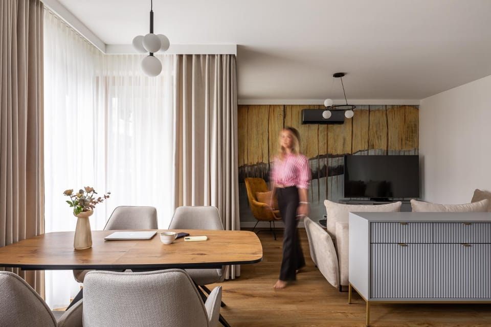 People, TV and multimedia, Kitchen or kitchenette, Living room, Seating area, Dining area, group of guests
