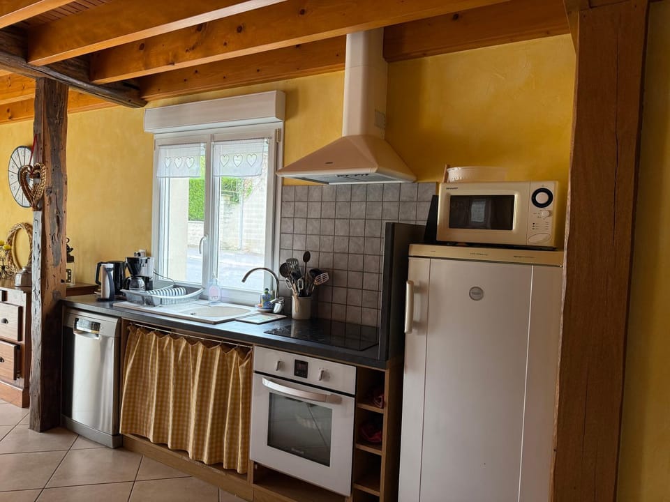 Coffee/tea facilities, Kitchen or kitchenette, dishwasher, oven, stove, toaster