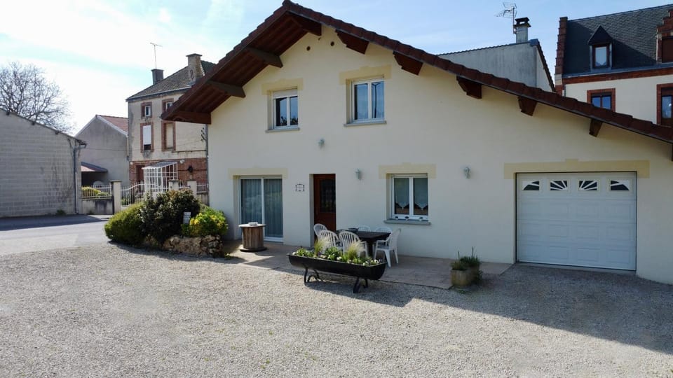 Property building, Patio, Balcony/Terrace, Parking