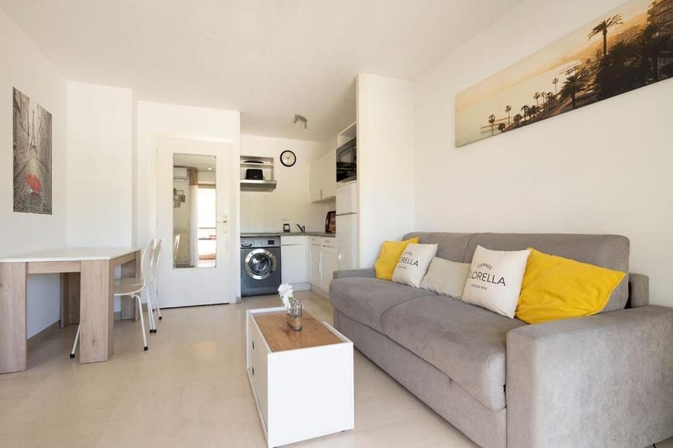 Kitchen or kitchenette, Living room, Decorative detail, Seating area, Dining area, washing machine