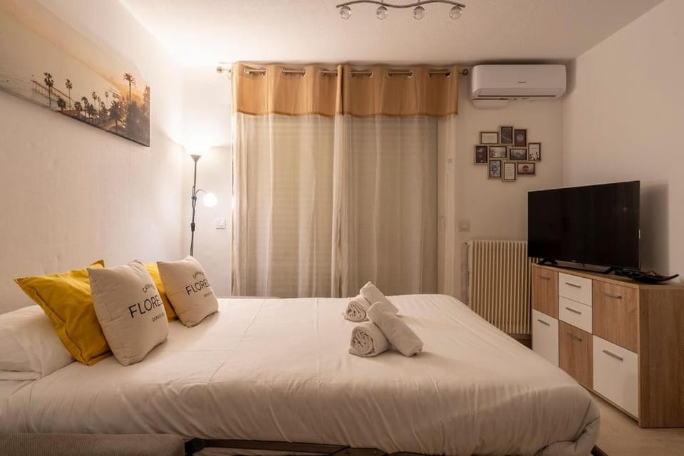 Bed, Night, TV and multimedia, Living room, towels, air conditioner