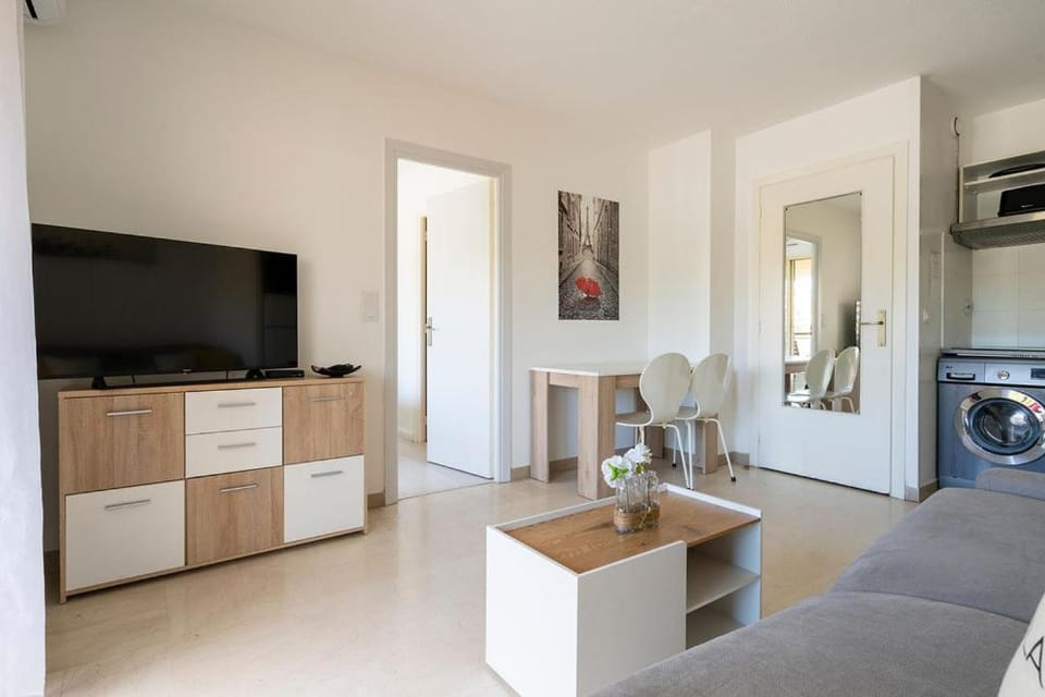 TV and multimedia, Kitchen or kitchenette, Living room, Seating area, Dining area, washing machine, air conditioner