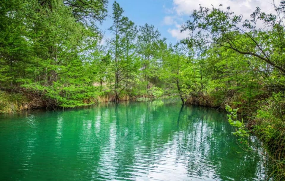 Luxury 2BR Retreat - Hot Tub and Medina River Access Apartment in Medina