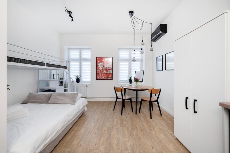 Bed, Kitchen or kitchenette, Living room, Photo of the whole room, Seating area, Dining area, Bedroom, oven