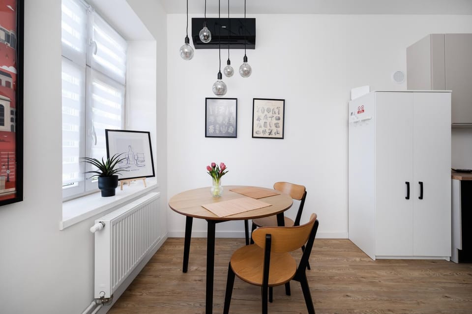 Kitchen or kitchenette, Dining area, oven