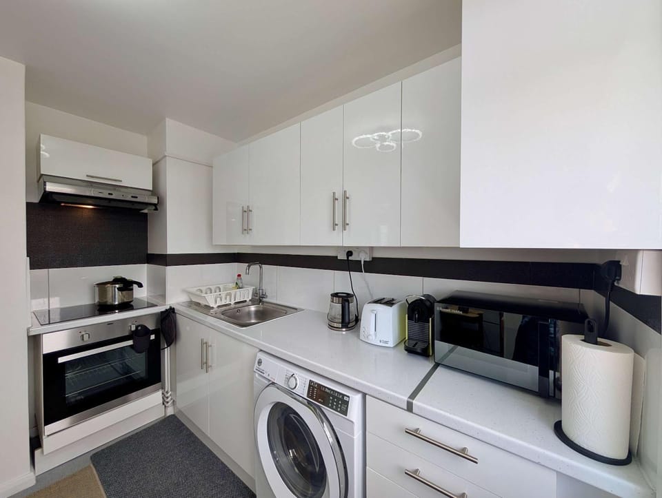 Kitchen or kitchenette, washing machine