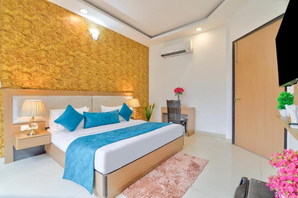 Bed, TV and multimedia, Living room, Photo of the whole room, Seating area, Bedroom