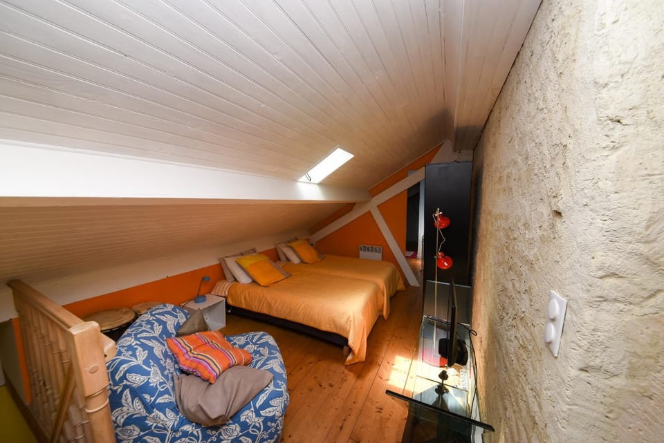 Photo of the whole room, Bedroom