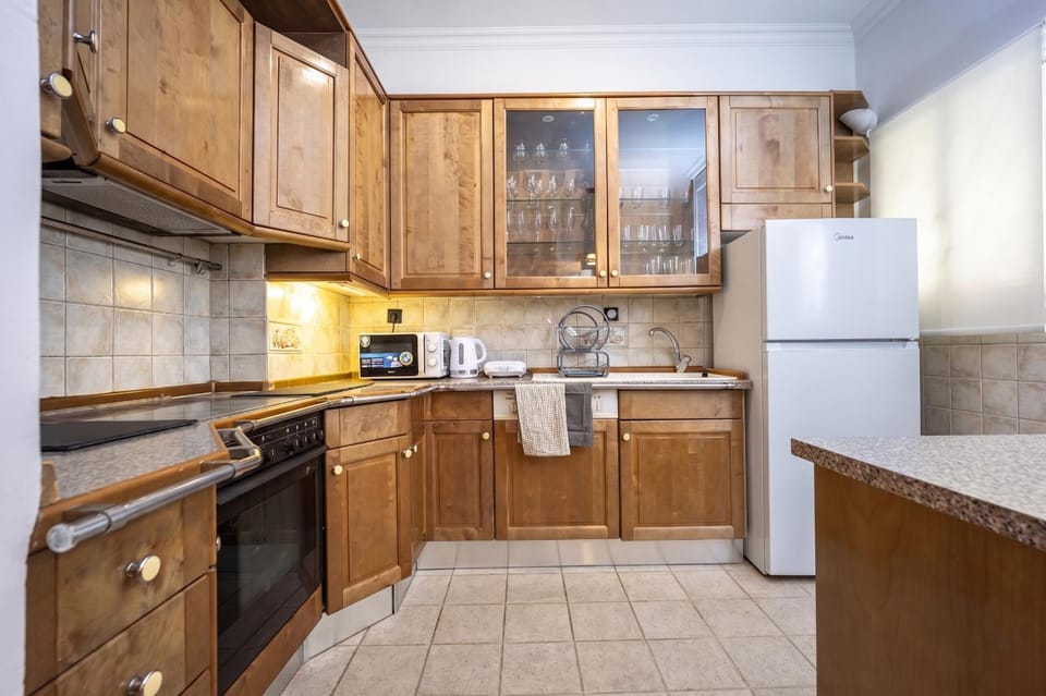 Coffee/tea facilities, Kitchen or kitchenette, oven, stove, toaster