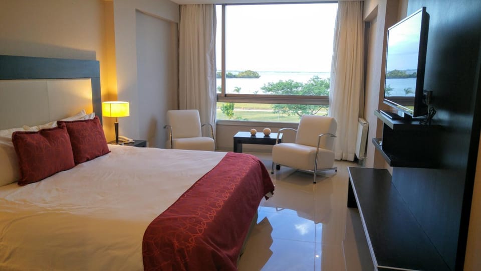 Bed, TV and multimedia, Photo of the whole room, Decorative detail, Bedroom, Lake view
