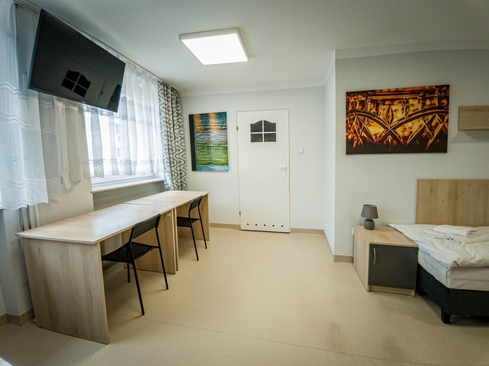 Bed, TV and multimedia, Photo of the whole room