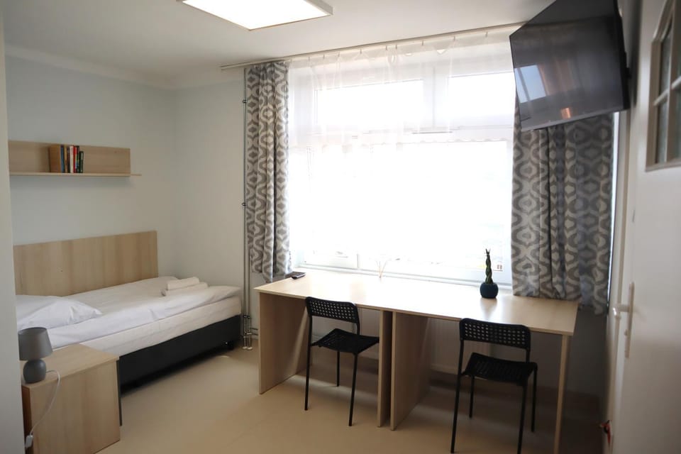 TV and multimedia, Photo of the whole room, Bedroom