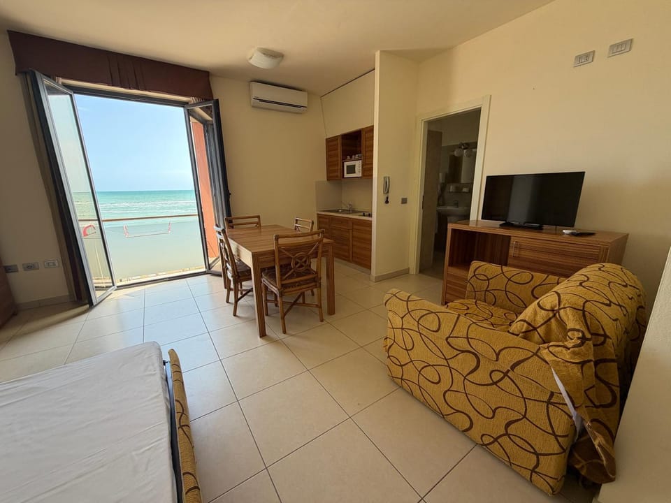 Day, Natural landscape, Kitchen or kitchenette, Living room, Seating area, Sea view, air conditioner