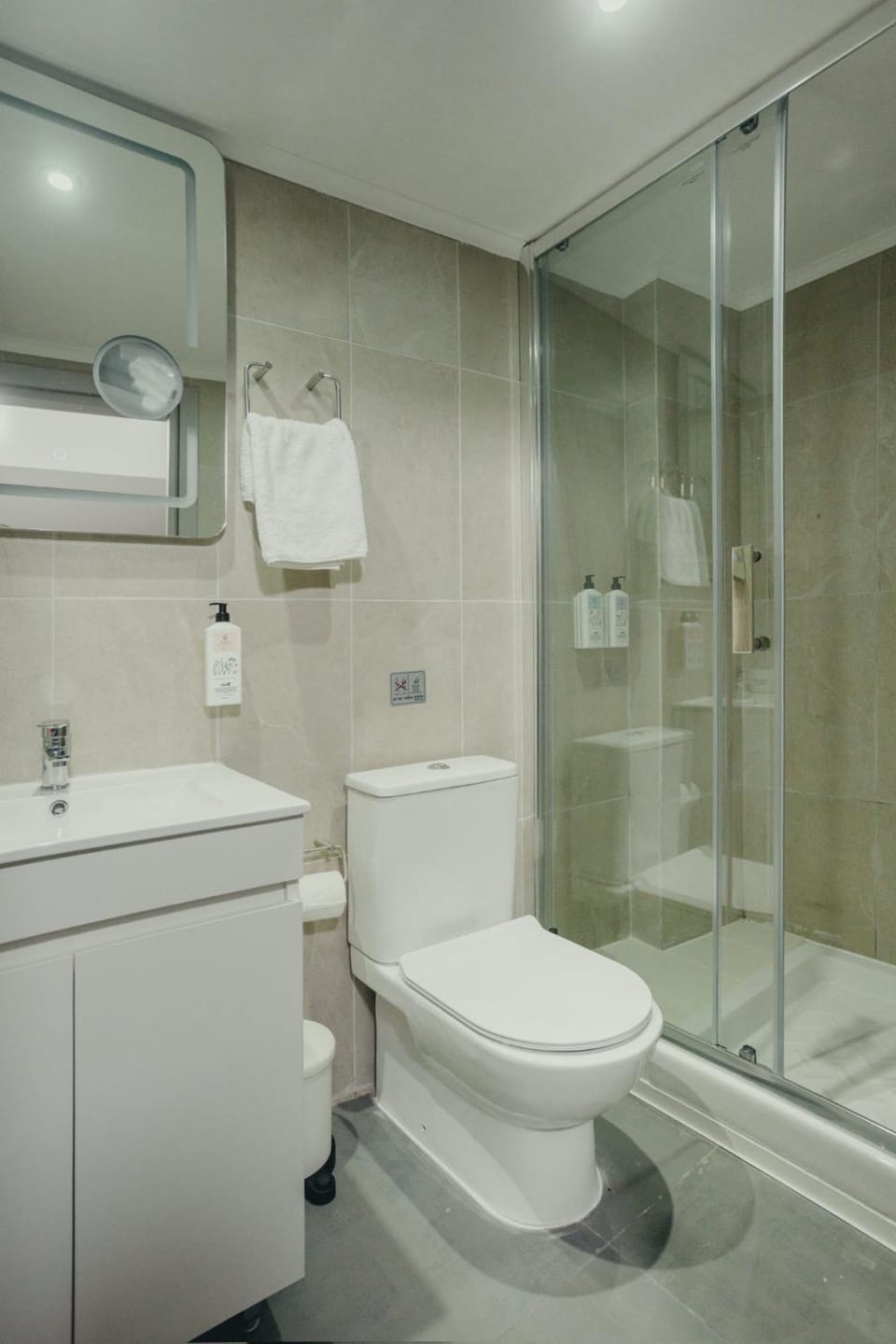 Shower, Toilet, towels