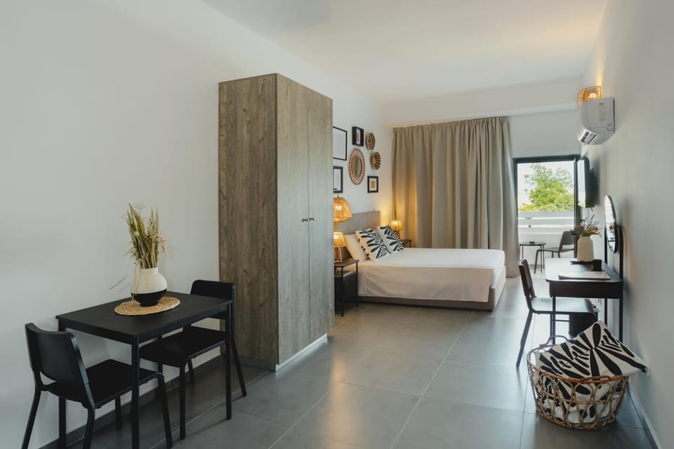 Bed, Living room, Seating area, Dining area, Bedroom, hair dresser