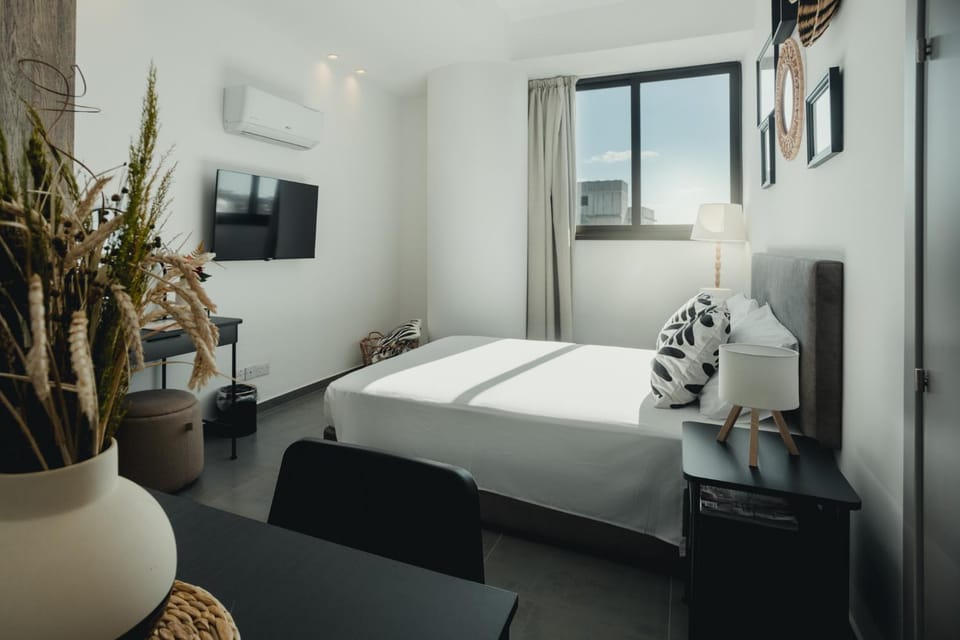 Bed, TV and multimedia, Bedroom, hair dresser
