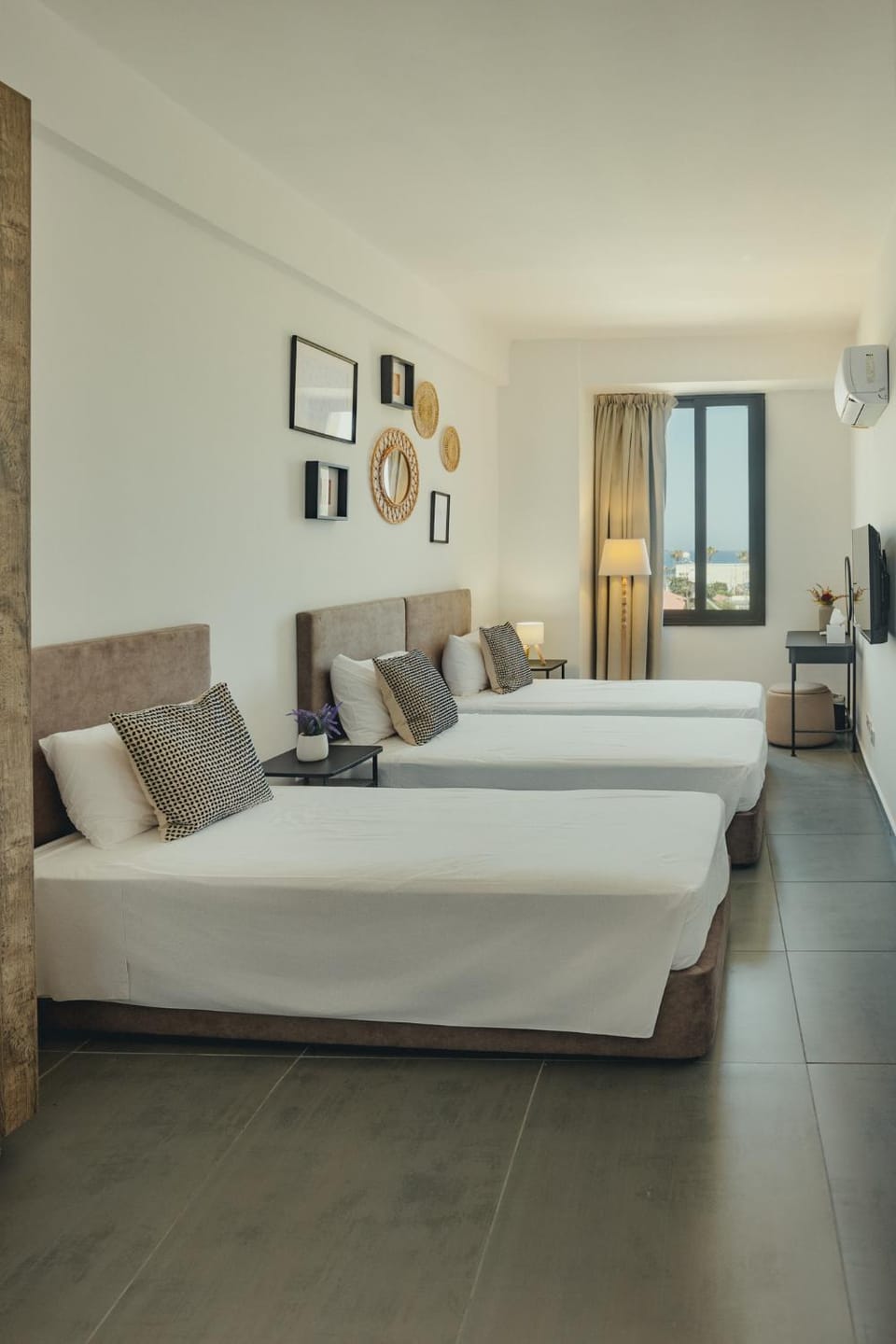 Bed, TV and multimedia, Decorative detail, Bedroom
