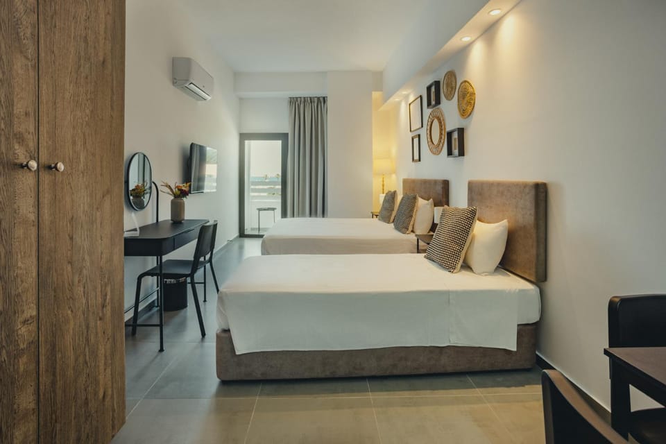 Bed, TV and multimedia, Decorative detail, Seating area, Bedroom, wardrobe, air conditioner