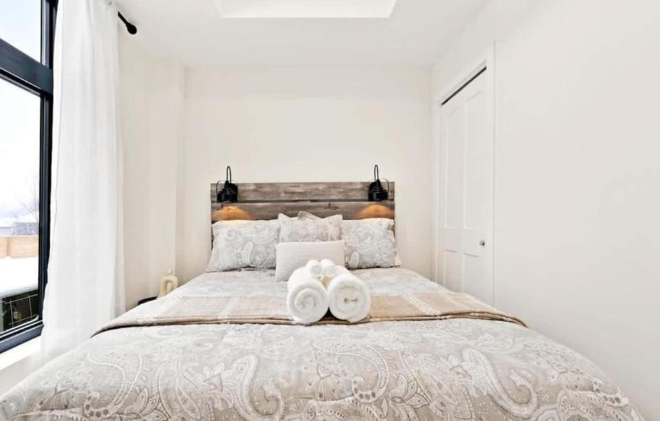 Spacious 2-Bedroom Suite Mins to the Falls Parking & Sleeps 5 Apartment in Niagara Falls