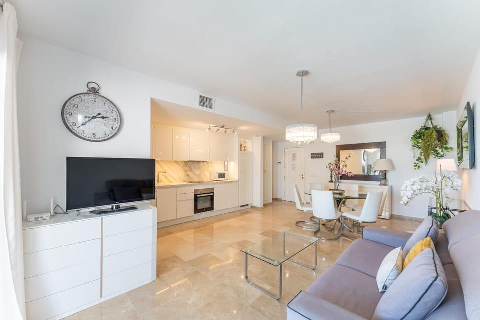 TV and multimedia, Living room, Seating area, Dining area