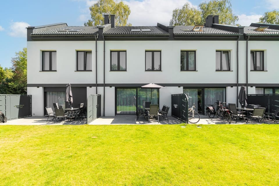 Property building, Patio, Spring, Garden, Garden view, sunbed