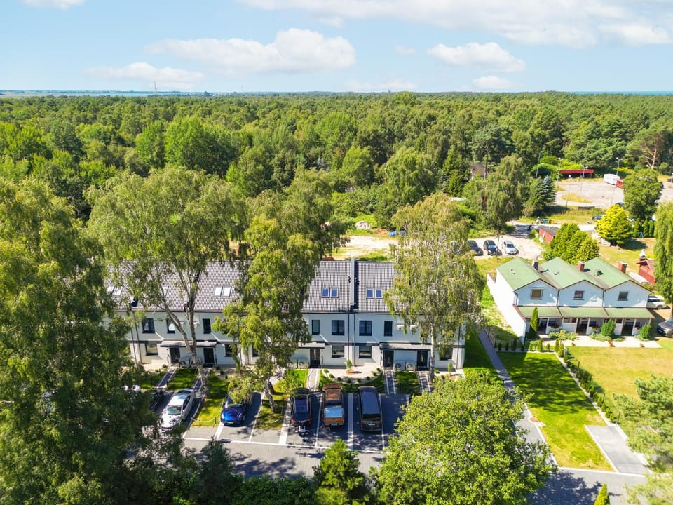 Property building, Spring, Day, Neighbourhood, Natural landscape, Bird's eye view, City view, Street view, Location, Parking