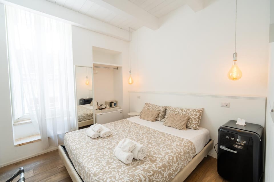 Photo of the whole room, Bedroom, towels