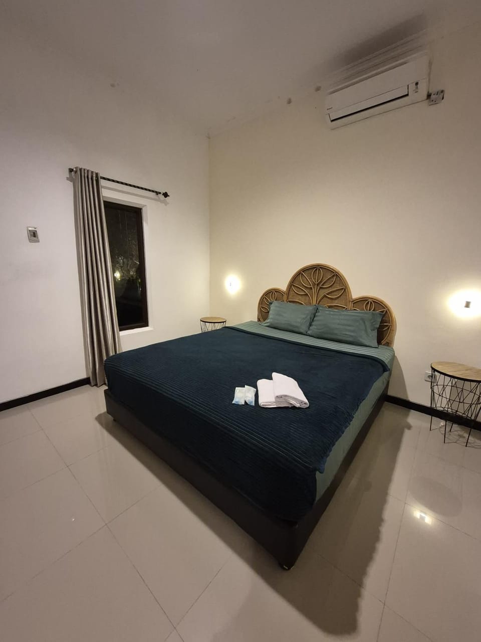 Bed, Photo of the whole room, Bedroom, towels, air conditioner